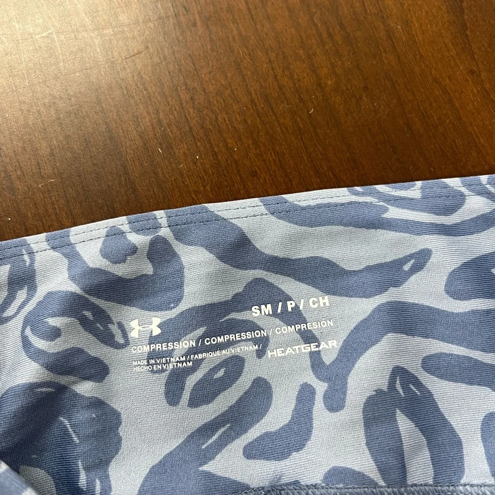 Under Armour No-Slip Waistband Tonal Print Capris Size Small - Picture 6 of 6